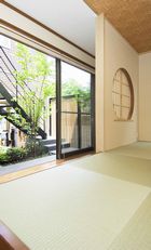 窓を開けると桂の木が現(xiàn)れる。