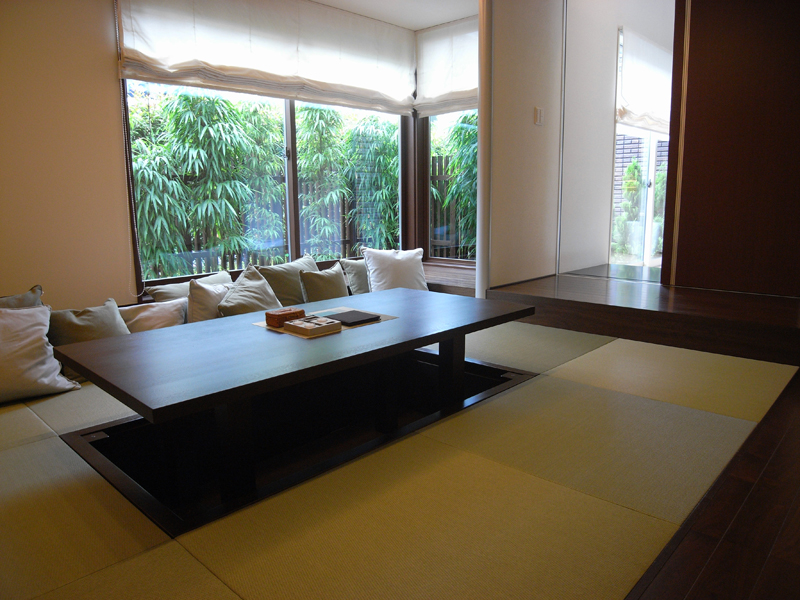 充足的光線透過寬大的窗戶照射進(jìn)來