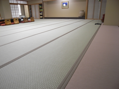 MIGUSA 市松-茶綠位于中央，邊緣用目積-粉紅點綴。